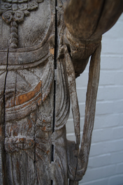 Een grote Chinese houten sculptuur van Guanyin, Ming